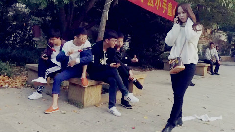 街头恶搞:美女脚下踩着长长的卫生纸